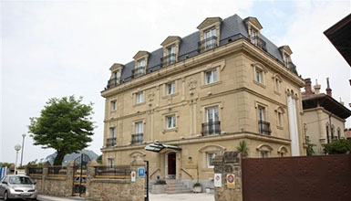The exterior of La Galeria Hotel