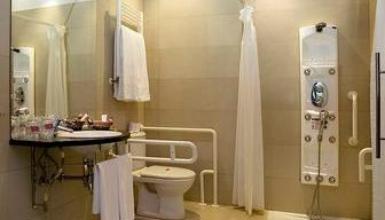 Room adapted for use by people with reduced mobility