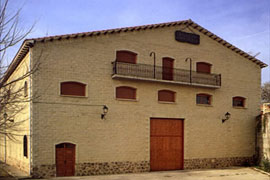 Außenseite der Weinkellerei Covila