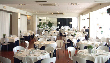 Restaurant dining rooom