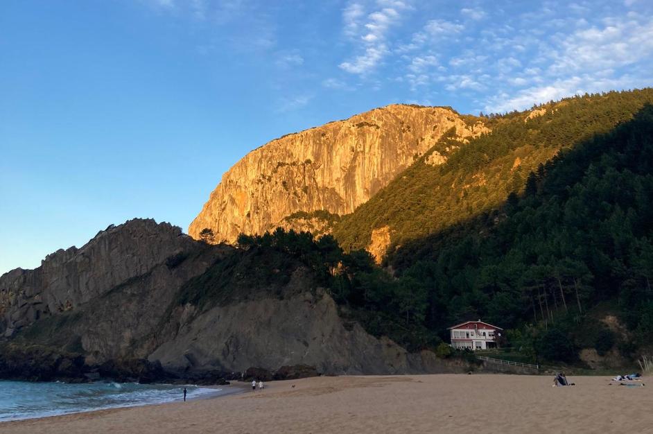  Image du coucher de soleil sur la plage compltement dserte de Laga