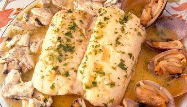 Merluza con kokotxas y almejas