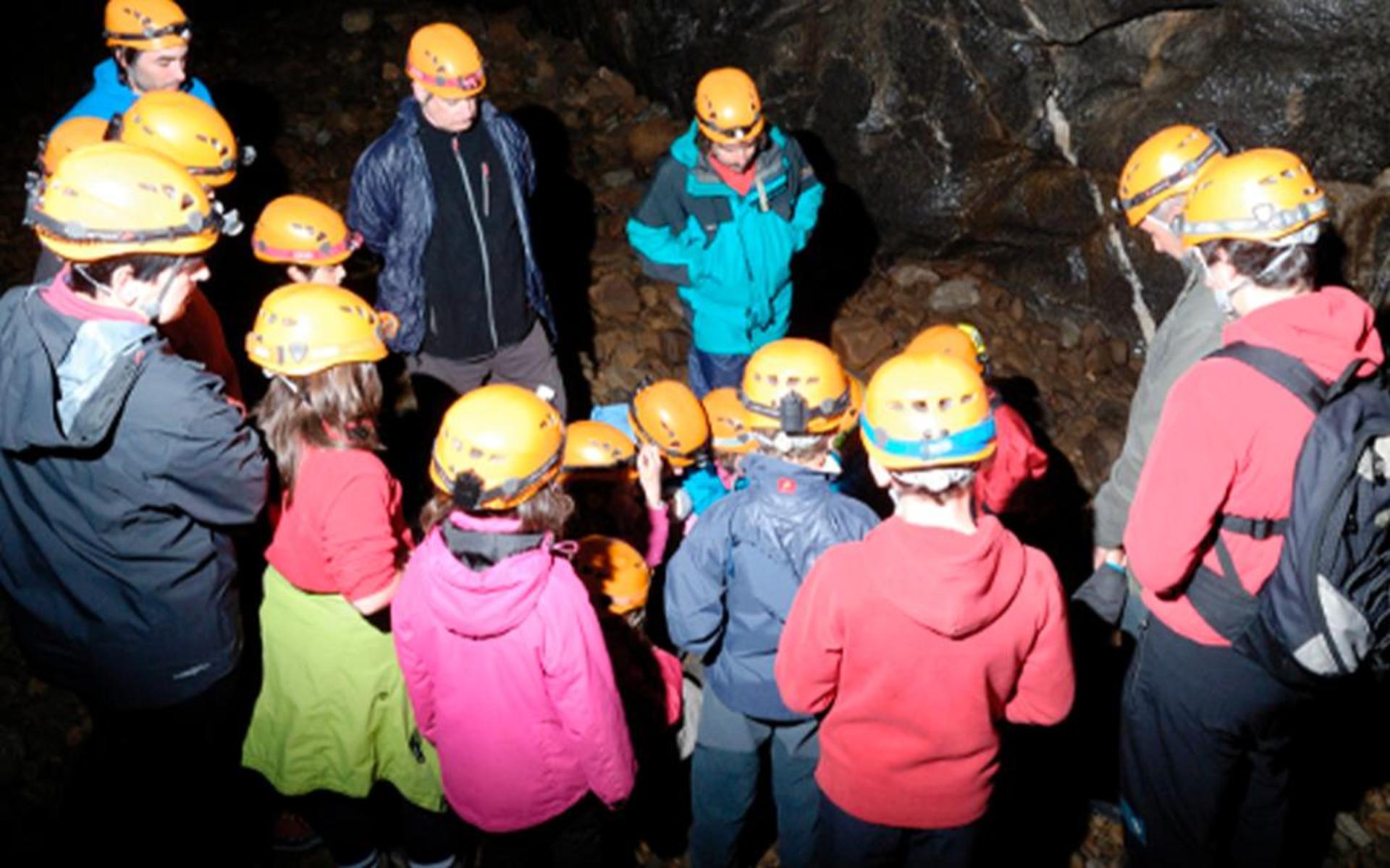 Espeleotxiki. Cuevas de Arrikrutz en familia