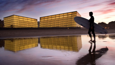 ein Surfer und Kursaal