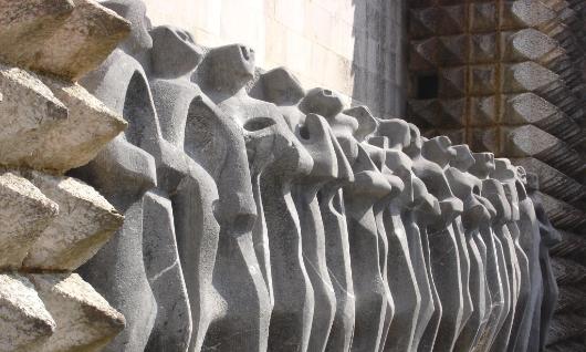 Esculturas de Oteiza y puertas de Chillida