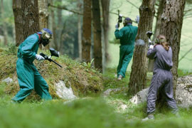 Un grupo practica paintball