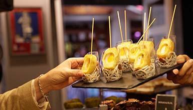 Donostiako Alde Zaharretik pintxoak jaten
